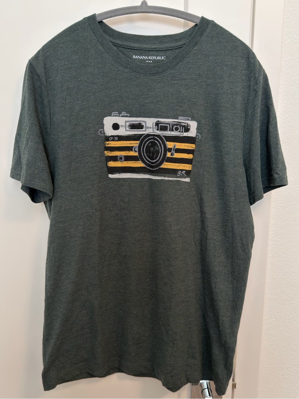 Banana Republic Heather Forest Green V‑Neck Tee